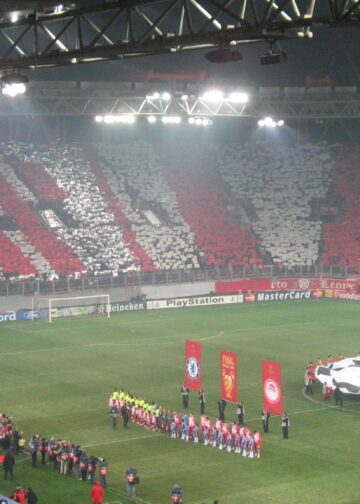 Οι ποδοσφαιριστές του Ολυμπιακού σηκώνουν το τρόπαιο του Betsson Super Cup μετά τη νίκη επί του ΟΦΗ